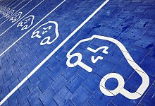 Schnellladepark f&uuml;r E-Autos - Foto: Bernd Thissen/dpa