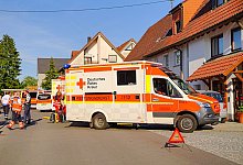 Auto kollidiert mit Fußgängern - zwei Schwerverletzte - Kaczor/SDMG/dpa