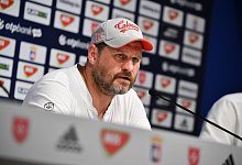 K&ouml;lns Trainer Steffen Baumgart spricht nach dem Sieg auf der Pressekonferenz. - Marton Monus/dpa