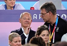 DOSB-Chef Thomas Weikert (r.) mit Bundeskanzler Olaf Scholz - Rolf Vennenbernd/dpa