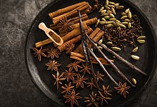 Weihnachtliche Gew&uuml;rze liegen auf einem Teller - Christin Klose/dpa-tmn