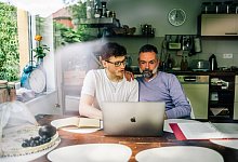 Vater und Sohn am Computer - Zacharie Scheurer/dpa-tmn