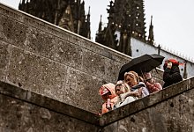 Kölner Karnevalisten im Regen - Oliver Berg/dpa