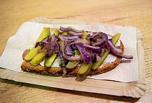 Blond angebratene Zwiebeln auf Schmalz-Gurken-Stulle - Bernd Diekjobst/dpa-tmn