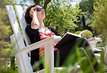 Sonnenbrille und -creme schützen vor der Frühjahrssonne - Christin Klose/dpa-tmn/dpa