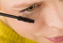 Mascara soll sch&ouml;nere Wimpern zaubern - Foto: Christin Klose/dpa-tmn