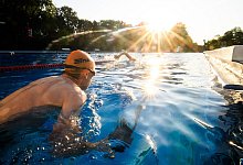 Frühschwimmer - Julian Stratenschulte/dpa