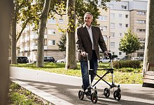 Senior läuft an einem Rollator - Uwe Umstätter/Westend61/dpa-tmn