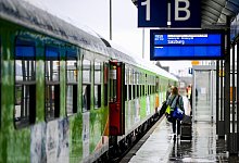 Fahrgäste des Alpen-Sylt-Nachtexpress von Sylt nach Salzburg - Axel Heimken/dpa