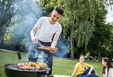 Freunde grillen im Park - Christin Klose/dpa-tmn