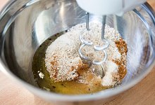 Teig anr&uuml;hren - Foto: Florian Schuh/dpa-tmn