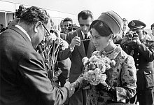 Der damalige Bundespostminister Richard St&uuml;cklen (l) begr&uuml;&szlig;t K&ouml;nigin Sirikit von Thailand im bayrischen Raisting. - picture alliance / Georg G&ouml;bel/dpa