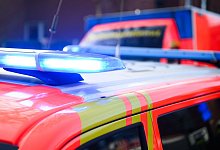 Notarzt und Rettungswagen - Julian Stratenschulte/dpa