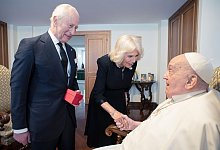 Papst empfängt König Charles und Königin Camilla im Vatikan - -/Vatican Media/dpa
