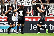 Torsch&uuml;tze Vincenzo Grifo, Christian G&uuml;nter und Michael Gregoritsch (l-r) bejubeln den Treffer zum Freiburger 1:0. - Uli Deck/dpa