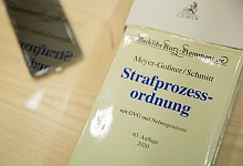 Eine Ausgabe der Strafprozessordnung liegt in einem Gerichtssaal - Friso Gentsch/dpa/Symbolbild