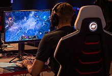 Messebesucher spielt ein Computerspiel während der Gamescom - Laura Ludwig/dpa-tmn