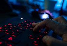 Ein Mann sitzt am Rechner und tippt auf einer Tastatur - Nicolas Armer/dpa/dpa-tmn