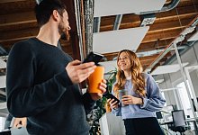 Ein Mann und eine Frau lächeln sich zu - Zacharie Scheurer/dpa-tmn