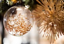 Christbaumkugel mit Trockenblumen - Franziska Gabbert/dpa-tmn