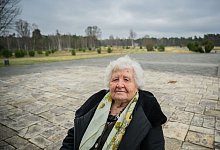 Anastasia Gulej aus Kiew besucht die Gedenkstätte des Konzentrationslager Berge-Belsen. Die Überlebende der Lager Auschwitz, Buchenwald und Bergen-Belsen musste im hohen Alter vor dem Krieg aus der Ukraine nach Deutschland fliehen. - Julian Stratenschulte/dpa