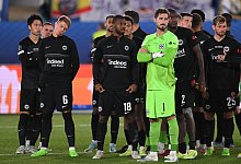 Frankfurts Team steht nach der Niederlage entt&auml;uscht auf dem Platz. - Arne Dedert/dpa