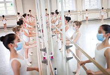 Einige ukrainische Kinder haben in der Hamburger Ballettschule eine neue Heimat gefunden. - Christian Charisius/dpa