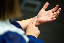 Eine Frau misst ihren Puls am Handgelenk - Bernd Diekjobst/dpa-tmn