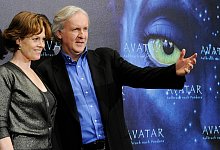 Sigourney Weaver (l) und James Cameron - Jens Kalaene/dpa