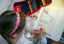 Ein Mädchen lernt Schreiben - Mascha Brichta/dpa-tmn