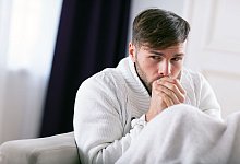 Mann fr&ouml;stelt in einer Wohnung - Christin Klose/dpa-tmn