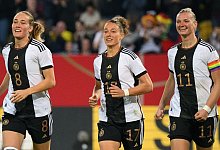 Alexandra Popp (r) - Robert Michael/dpa