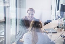 Zwei Frauen unterhalten sich - Christin Klose/dpa-tmn