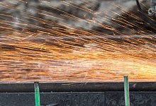 Arbeit mit einem Trennschleifer - Foto: Silas Stein