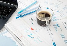 Eine Tasse Kaffee steht auf einem Kalender - Christin Klose/dpa-tmn