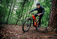 Ein Mann f&auml;hrt ein E-Mountainbike - Zacharie Scheurer/dpa-tmn