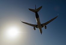 Luftverkehr - Foto: Boris Roessler/dpa