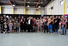 Erste Flüchtlinge aus Südafrika treffen in Texas ein - Julia Demaree Nikhinson/AP/dpa