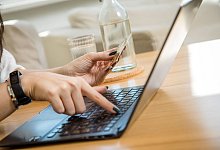 Onlineshopping mit Kreditkarte - Foto: Christin Klose/dpa-tmn