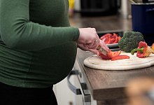 Schwangere schneidet Gem&uuml;se - Foto: dpa-tmn