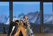 Skier sind in vor einer Hütte mit Bergpanorama zusammengestellt - Karl-Josef Hildenbrand/dpa-tmn
