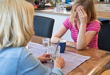 Mutter und Tochter unterhalten sich - Christin Klose/dpa-tmn