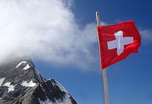 Eine Schweizerflagge in den Bergen - Andrea Warnecke/dpa-tmn