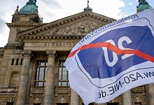 Eine Fahne mit dem Nein zur Autobahn 20 weht auf einer Demonstration von BUND und Fridays for Future vor dem Bundesverwaltungsgericht in Leipzig. - Hendrik Schmidt/dpa