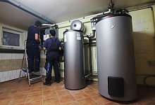 Handwerker stellen eine Wärmepumpe ein - Doreen Garud/dpa/dpa-tmn