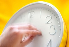 Eine Uhr wird umgestellt - Sina Schuldt/dpa/dpa-tmn