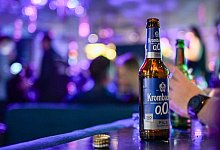 Alkoholfreies Bier bei einer Party - Jens Kalaene/dpa