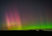 Polarlicht und Komet leuchten am Nachthimmel - Patrick Pleul/dpa