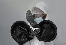 Eine Mitarbeiterin an einem Corona-Testzentrum - Foto: Lynne Sladky/AP/dpa