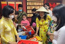 In einem Verkaufsladen in Vietnams &auml;ltester Elite-Universit&auml;t werden knallrote Wandbeh&auml;nge angeboten, auf die gl&uuml;ckverhei&szlig;ende chinesische Schriftzeichen aufgemalt werden. - Carola Frentzen/dpa